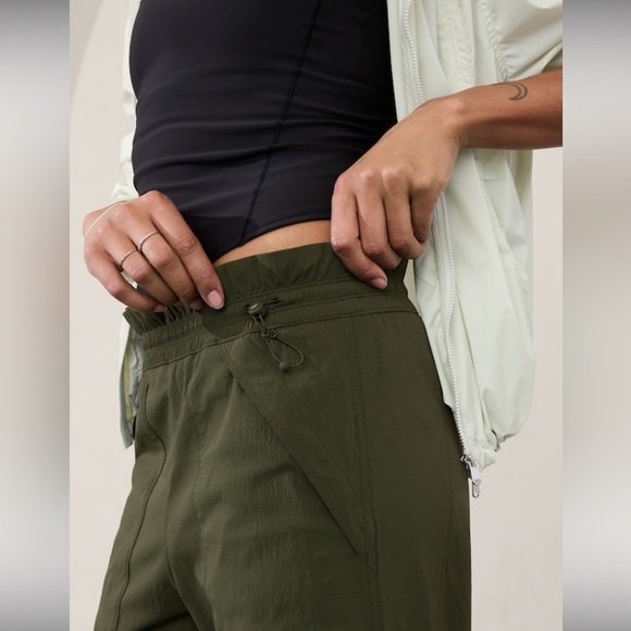 NWT Athleta TREKKIE HIGH RISE PARACHUTE PANT / Aspen Olive - Picture 3 of 9